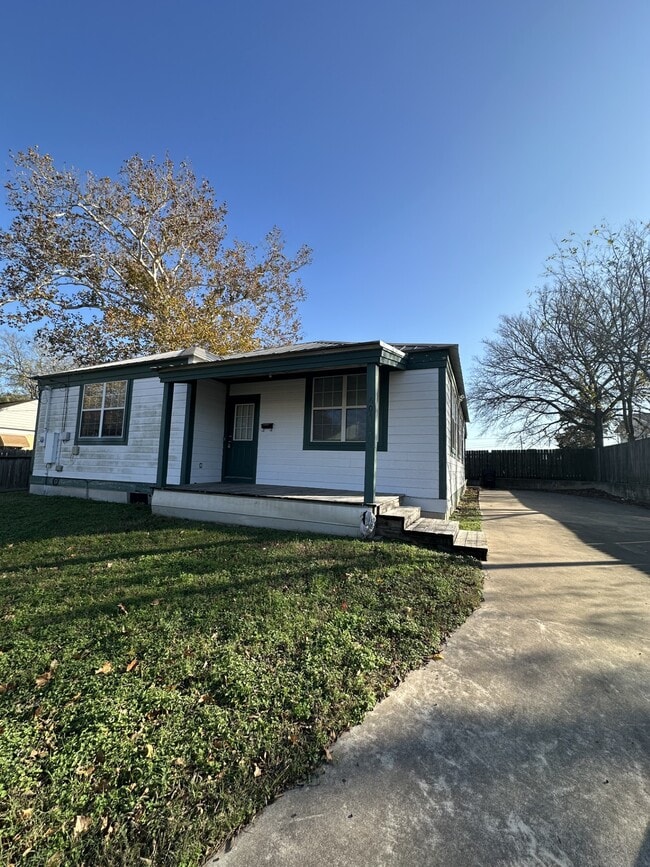 Building Photo - 604 E Main St Rental