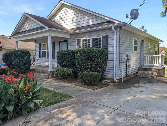 Photo - 322 Clover St