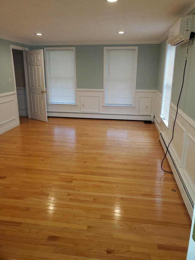 Building Photo - 132 Lawrence Rd Unit Accessiry