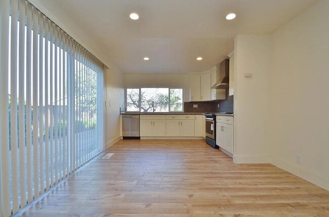 Photo - $4,200 / 4 BR - SPACIOUS HOME IN WARM SPRINGS WITH SCENIC HILL VIEWS