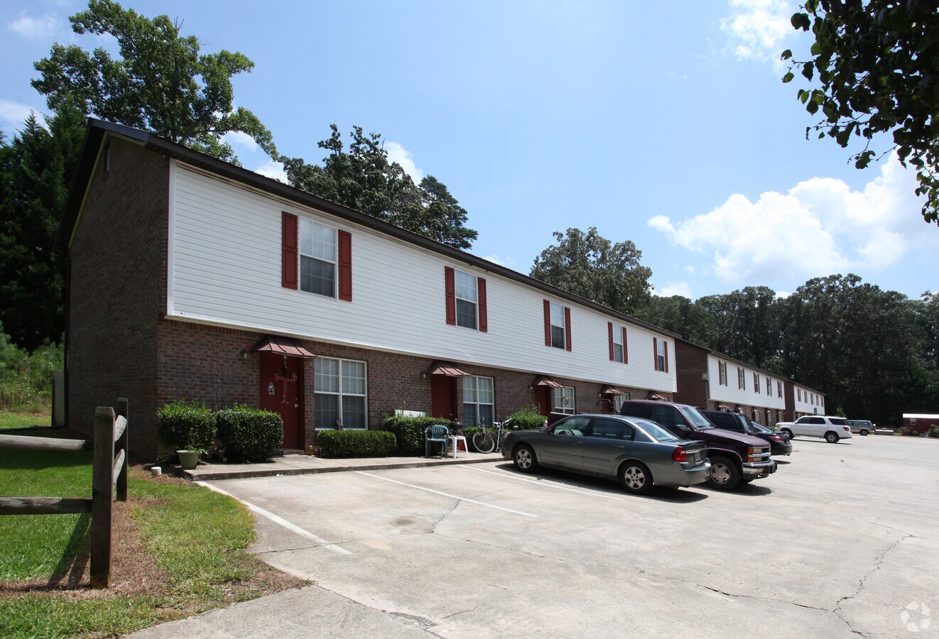 Photo - Pinewood Apartments