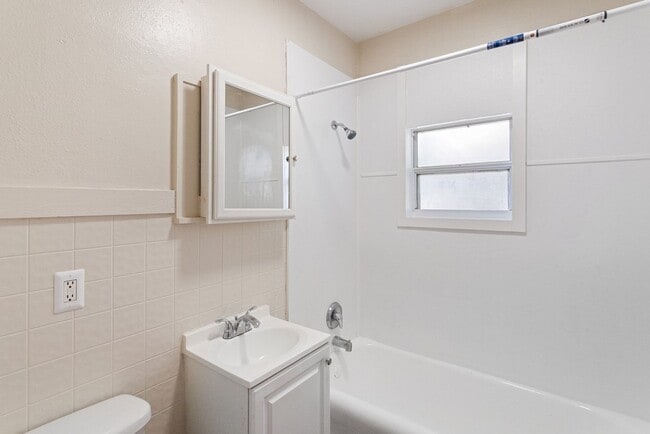 Photo - Cute 2bdrm/1bath Bungalo ** Section 8 OK ** Ready March 15