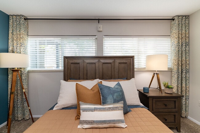 Cozy bedroom with carpet - Vetra West Hills
