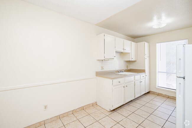 2BR, 1BA - 750SF - Kitchen / Dining Room
