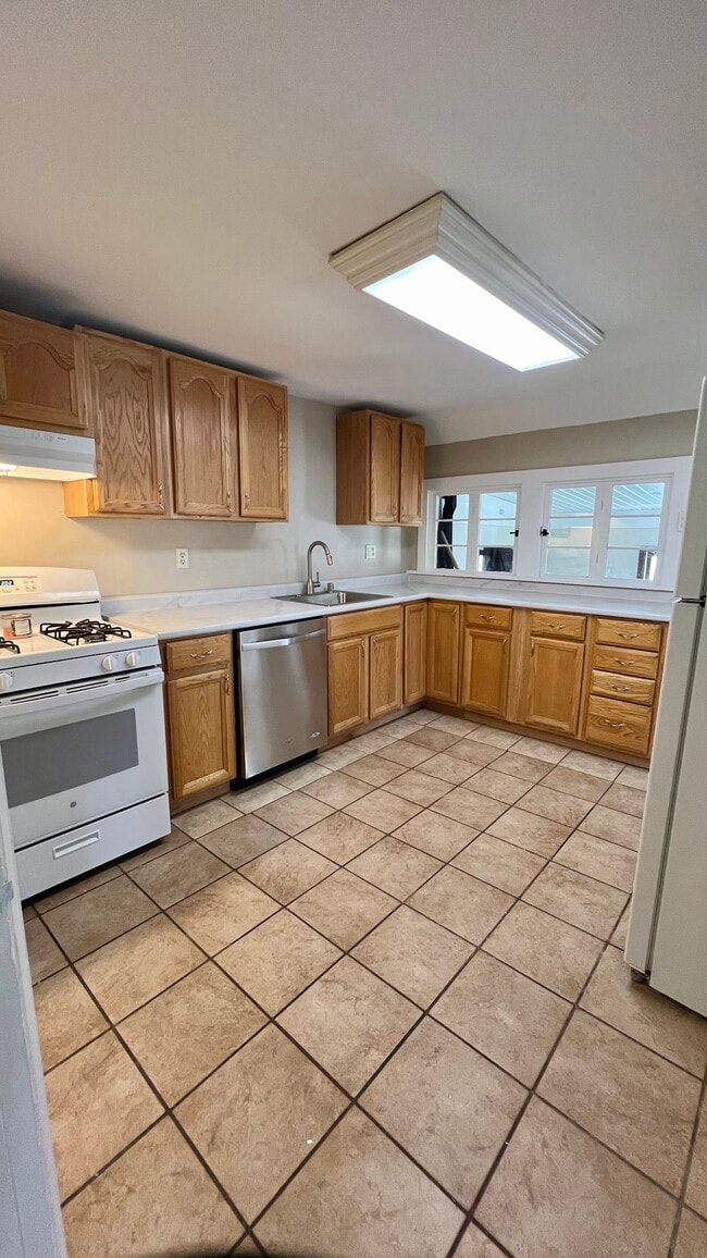 Building Photo - 784 Wilson St Unit 784 Half