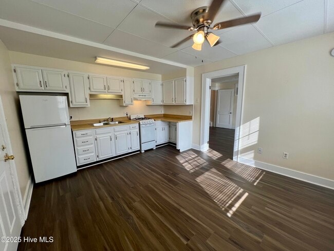 Building Photo - 1221 Carolina Ave Unit 1a Rental