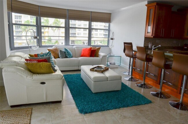 Building Photo - 5555 Collins Ave Unit 4A