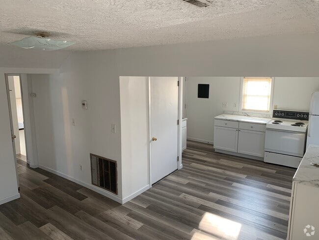 Building Photo - 902 C Ave Unit #2 Rental