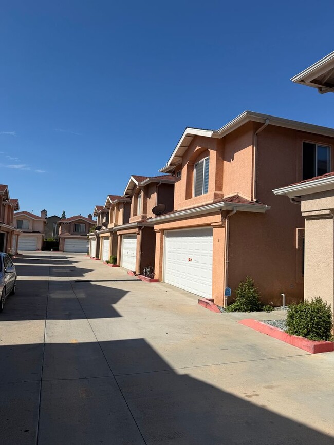 Building Photo - Fully Renovated and Move-In Ready Unit 15