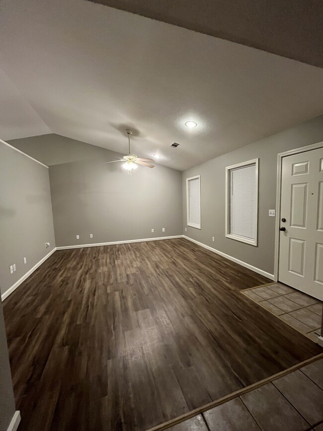 Photo - 1401 Lakewood Dr Apartments Unit 2