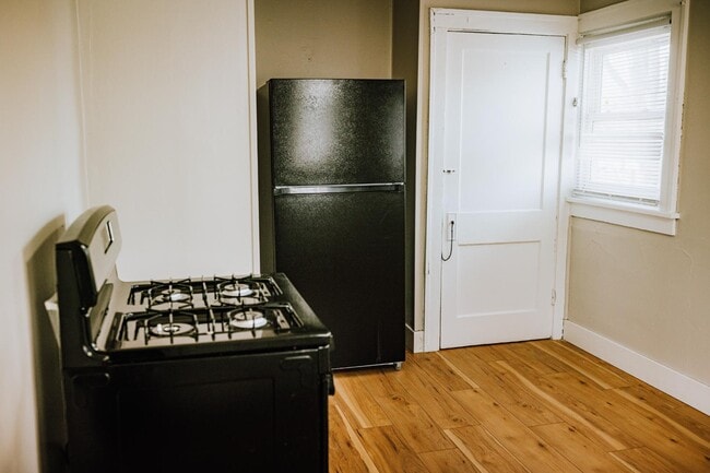 Photo - 618 Bart St
