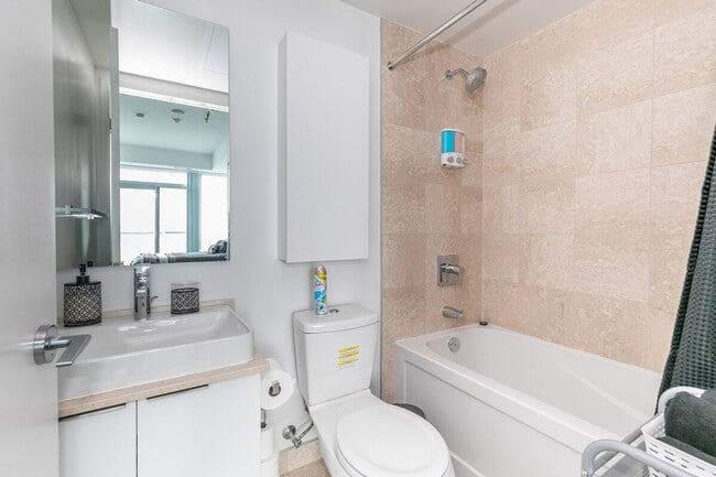 Photo - 17 Lower Simcoe St Unit SI ID1523991P