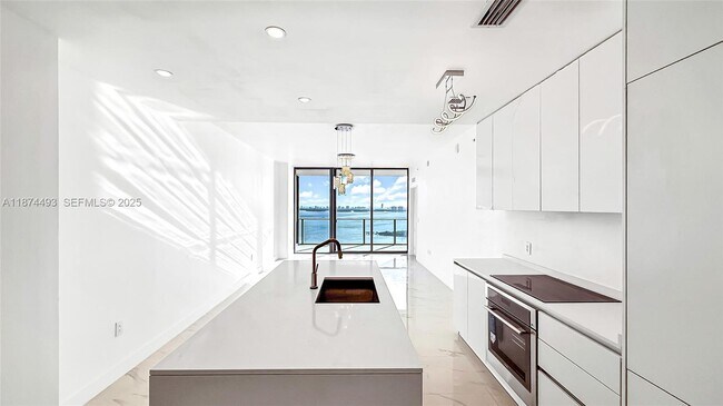 Photo - 700 NE 24th St Unidad 2704