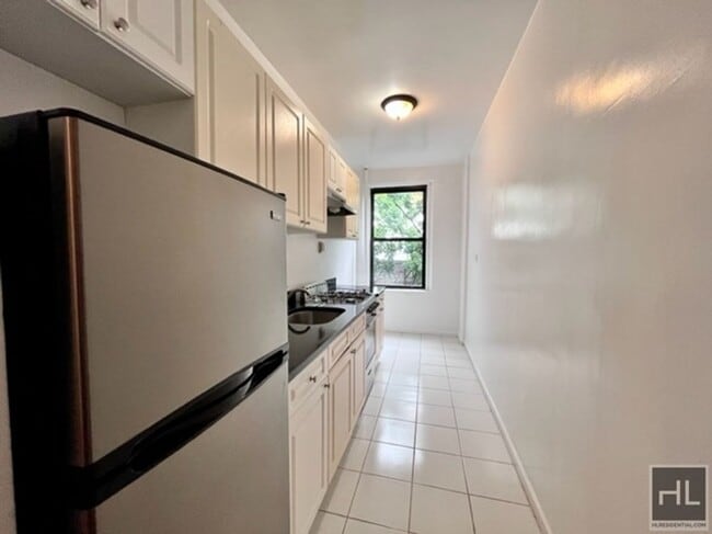 Building Photo - BROADWAY Unit 1F