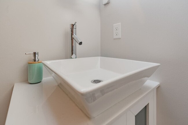 Photo - 214 E 32nd St Unidad 214 E 32nd St  D