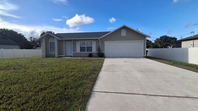 Building Photo - 3/2/2  Conveniently Located Rental