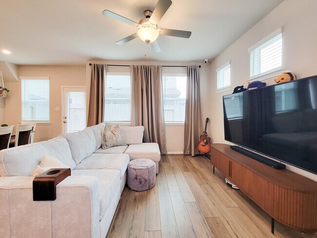 Photo - 1510 Lakeline Oak Dr