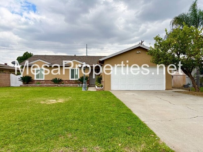 Photo - 17571 Deodar Ave