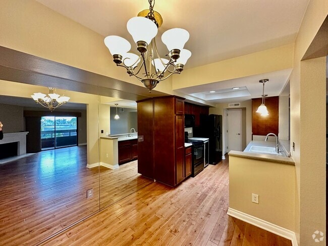 Building Photo - Your new home Awaits-Top Floor Escondido G...