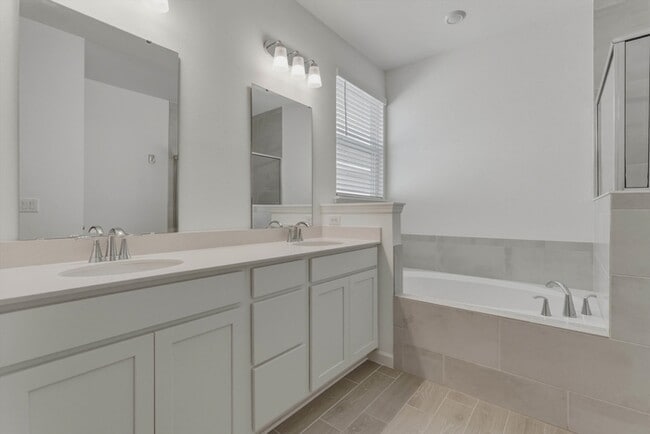 Photo - 1479 Lachlan Cir