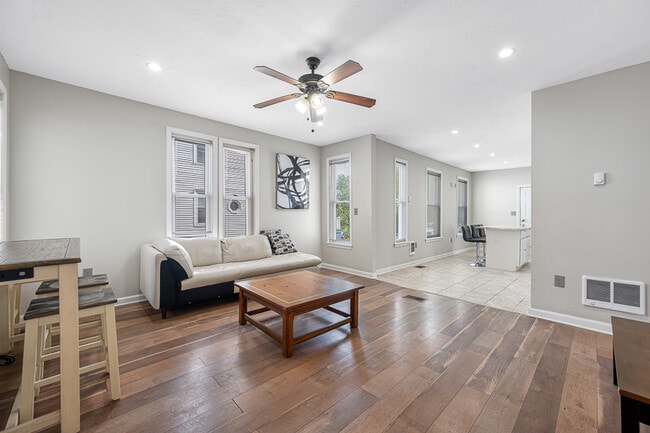 Photo - 586 Pleasant St Unidad Room 2