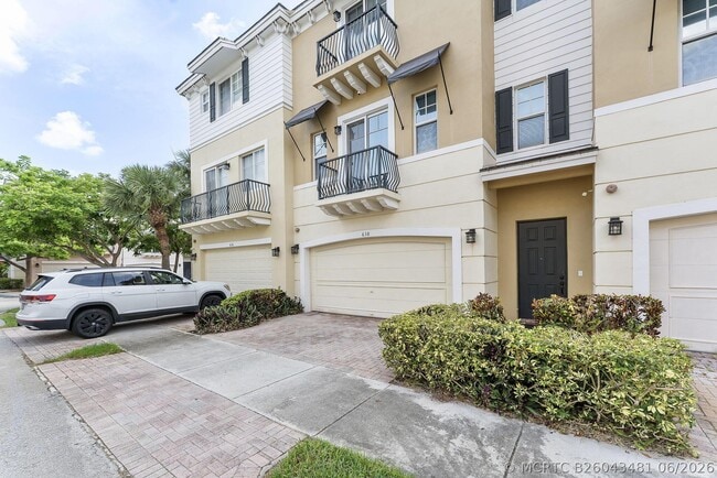 Photo - 638 NW 38th Cir