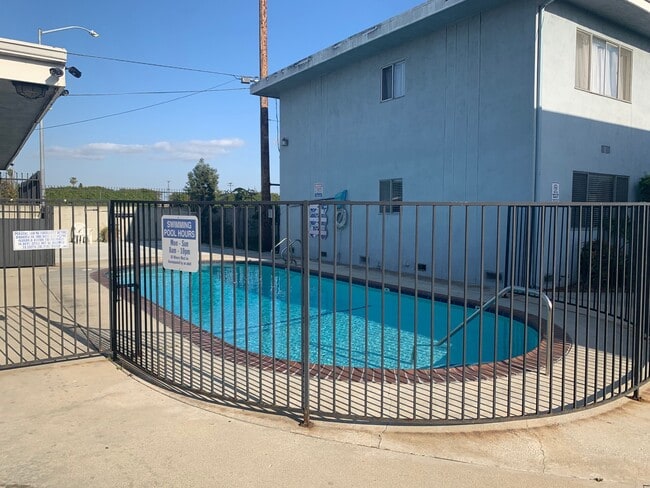 Piscina - 730 - 740 W. 214th Street