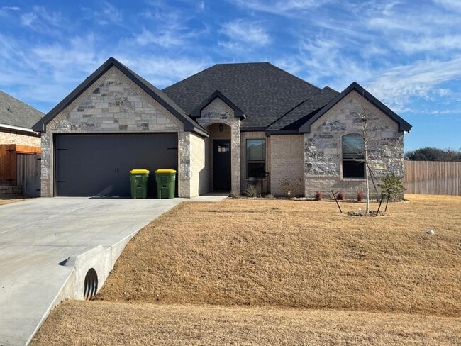 Building Photo - Newer Home in Grand Places