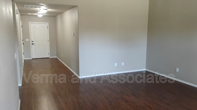 Photo - 100 Willow Dr