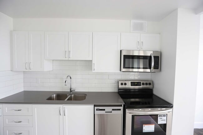 Building Photo - 282 Romaine St