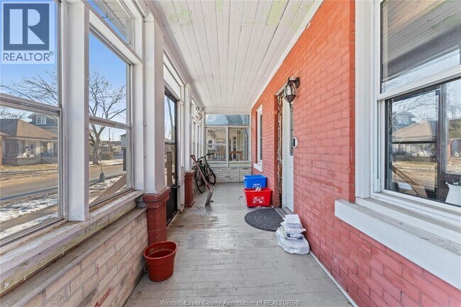 Photo - 977 Gladstone Ave