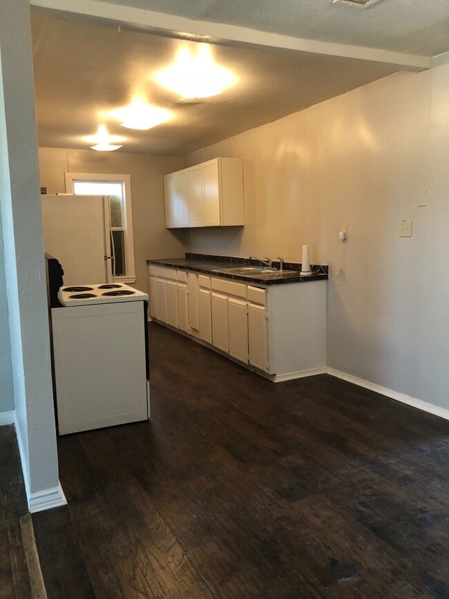 Photo - 3 Bedrooms 2 Baths 1 Car Garage Walking Di...