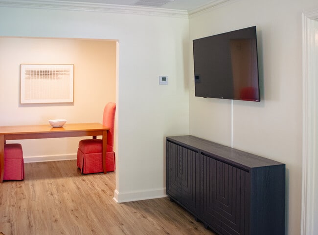 Photo - 911 E Parkway S