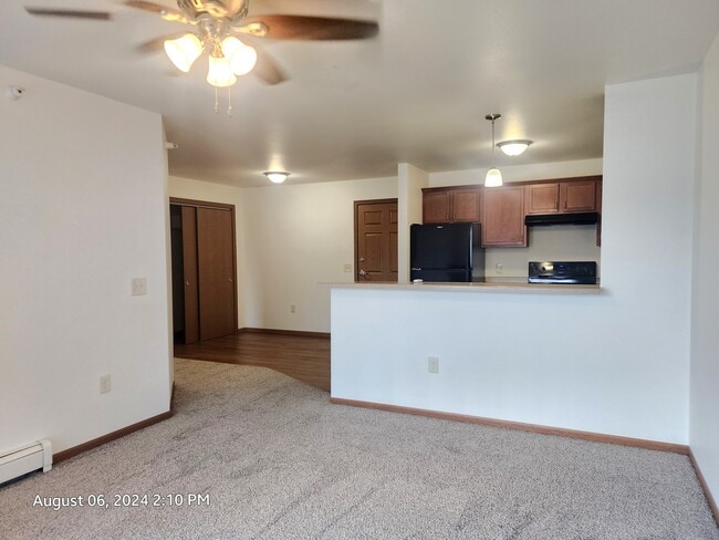 Living Area w/Dining Room(2BR) - Cedar Pointe Estates Apartments