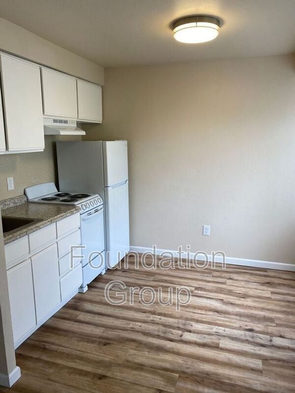 Building Photo - 400 10th Ave Rental