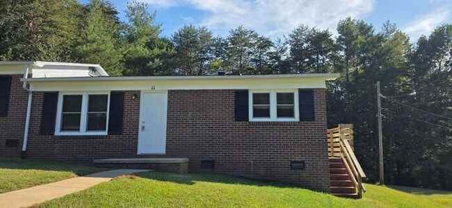 Building Photo - Renovated 2BD/1BA Duplex in Granite Falls!