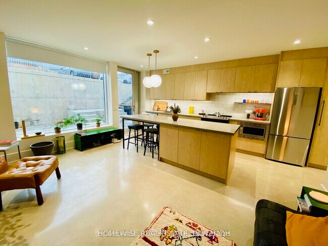 Photo - 1540 King St W