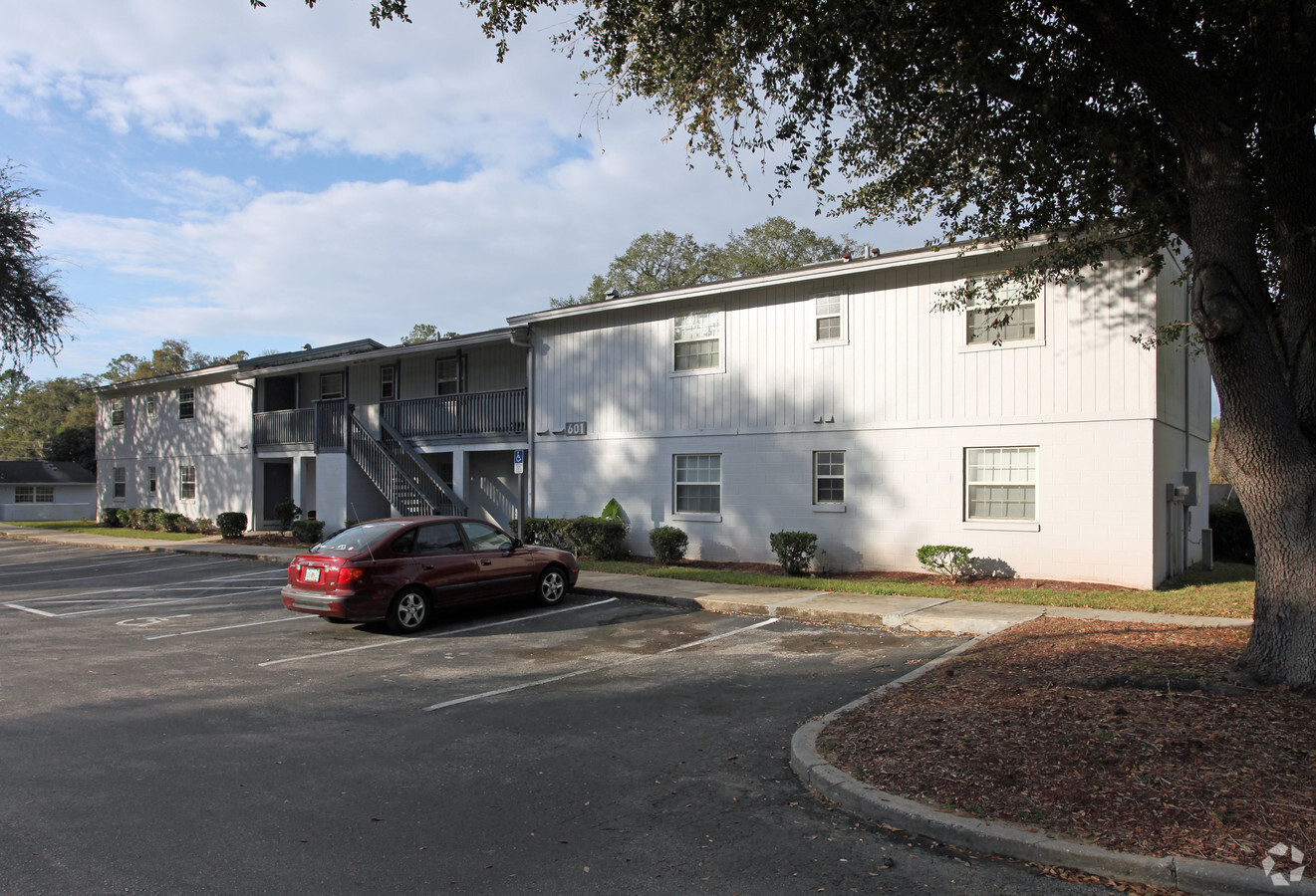 Hickory Knoll - Hickory Knoll Apartments