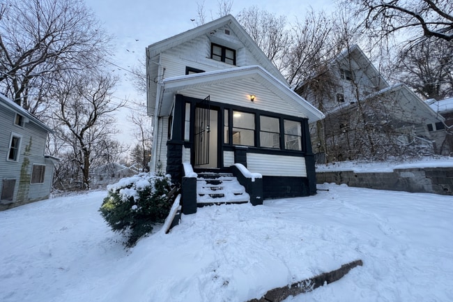 Building Photo - 712 Roselle Ave