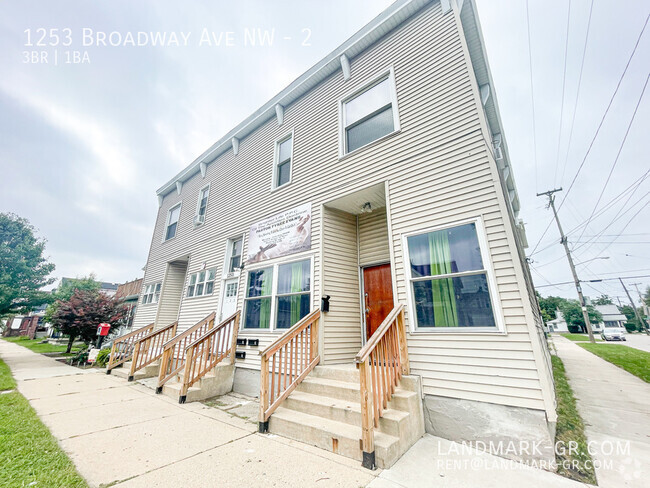 Building Photo - Updated 3 Bed/1Bath – First Month Only $995! Unit 2 Rental