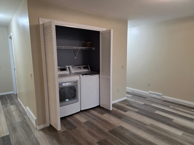 Lavandería en la planta principal - 1207 E 14th St Unidad 1207