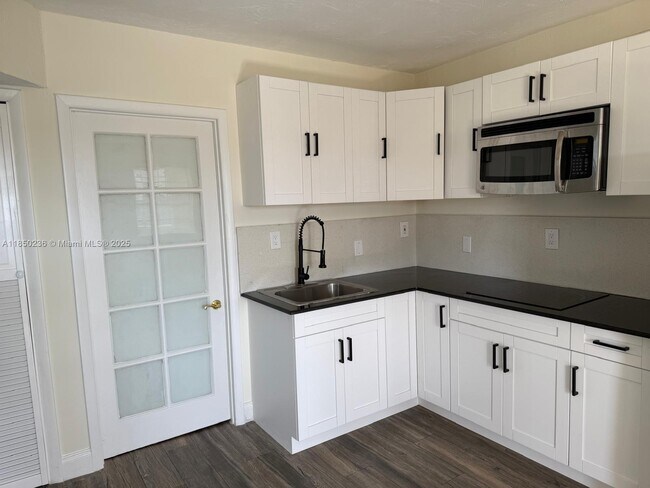 Building Photo - 4725 NW 33rd Ave Unit 4727 Rental