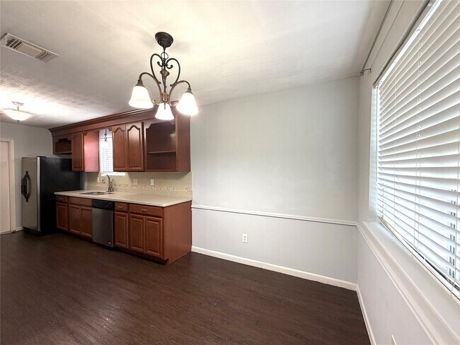 Photo - 1806 Airline Dr