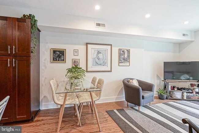 Photo - 1926 Bainbridge St Unit A