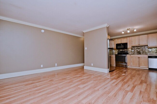 Building Photo - 10172-10113 113 St Unit 4