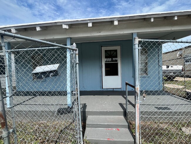 Building Photo - 3 Bedroom / 1 Bath Home Near Downtown