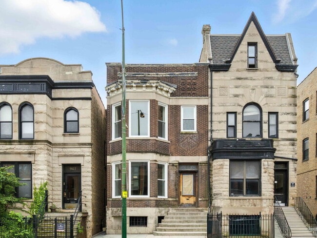 Building Photo - 909 W Addison St Unit 2 Rental