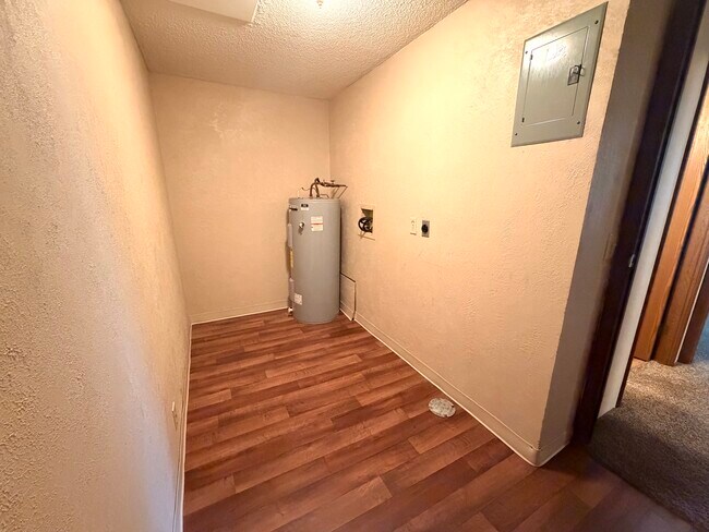 1 & 2 bedroom utility room with washer & dryer hook-ups - Amhurst Apartments
