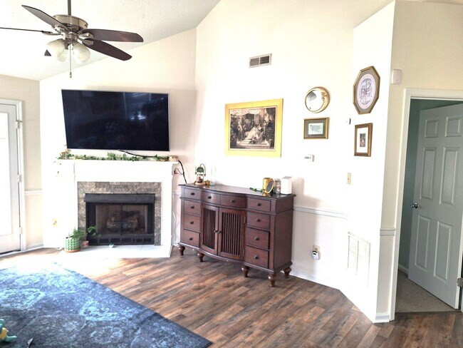 Photo - 3 bedroom/ 2.5 bathroom- Glen Laurel