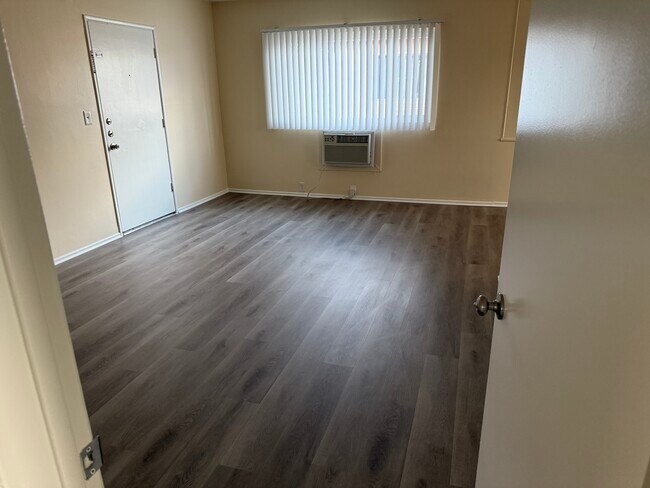 6857 Whitsett Ave